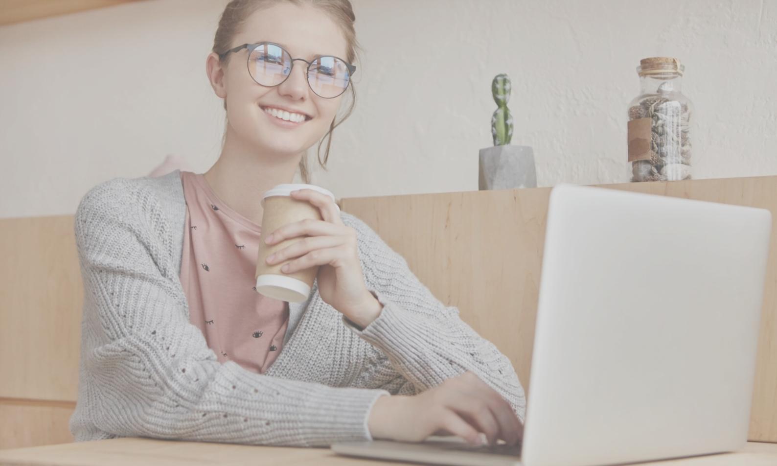 Espace de travail créatif avec carnets et outils d'écriture
